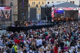 První večer Slavností svobody nabídl silné momenty, nespočet lidí zaplnil náměstí