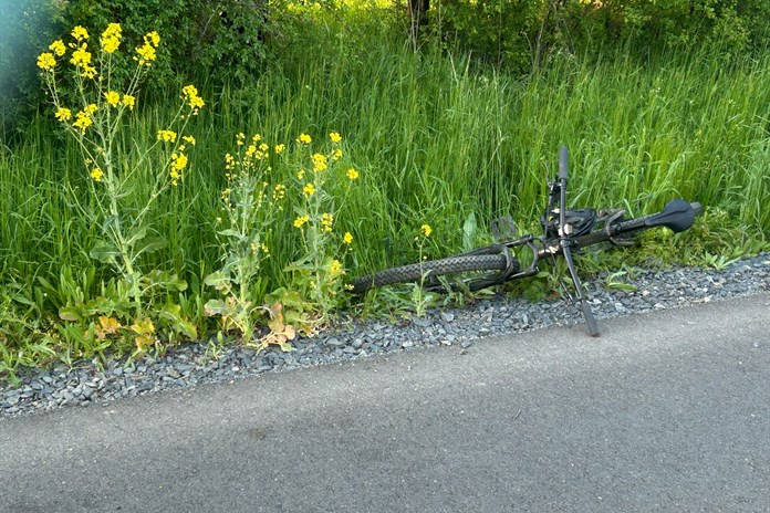 Dvanáctiletého cyklistu srazilo na Kroměřížsku auto. Zachránila ho přilba