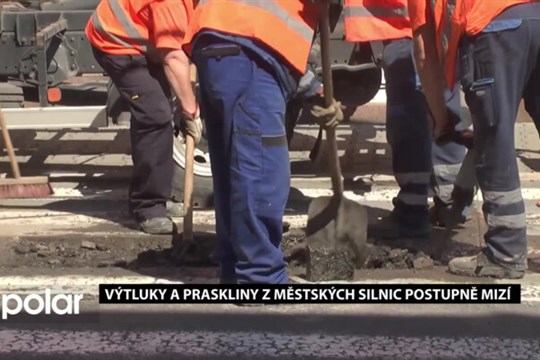 Výtluky a praskliny z městských silnic postupně mizí, v plánu jsou i větší opravy