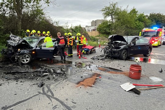 Opilý Polák na drogách nezvládl zatáčku, při večerní čelní srážce v Petřkovicích se zranilo 5 lidí