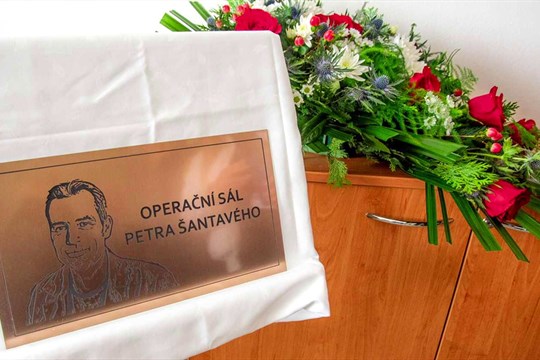 Ve FNOL odhalili pamětní desku mimořádného kardiochirurga