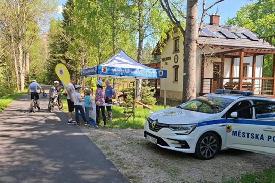 Na kole jen s přilbou: Tak se jmenovala preventivní akce strážníků z Chebu