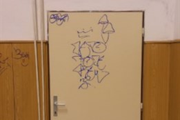Mladík při čekání na vlak počmáral všechno, co mu přišlo pod ruku