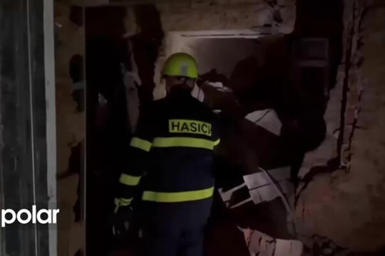 Hasiči v noci vyprošťovali sutinami zasypané hosty zříceného hotelu v Čeladné