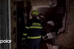 Hasiči v noci vyprošťovali sutinami zasypané hosty zříceného hotelu v Čeladné