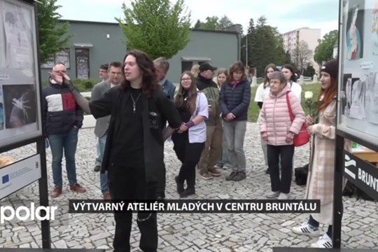 Výtvarný ateliér mladých umělců vystavuje na venkovních výstavních panelech u náměstí