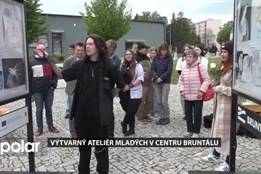 Výtvarný ateliér mladých umělců vystavuje na venkovních výstavních panelech u náměstí