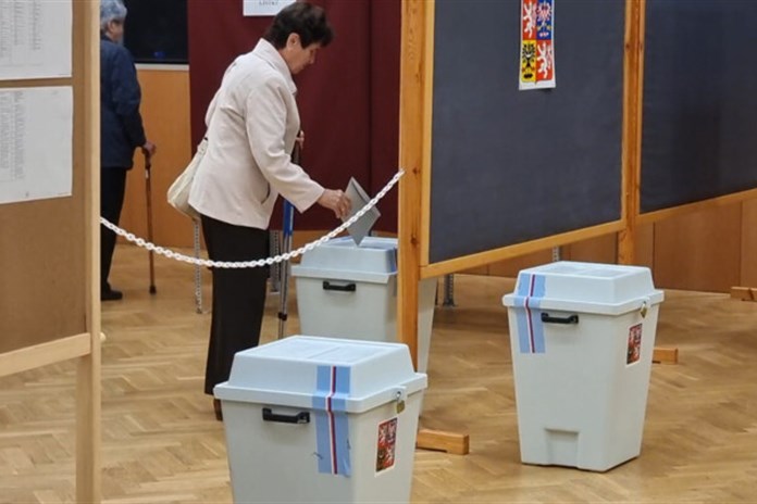 Podzimní volby přinesou střet tradičních stran s novými výzvami, Češi v zahraničí poprvé volí korespondenčně