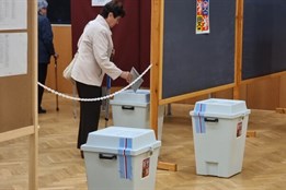 Podzimní volby přinesou střet tradičních stran s novými výzvami, Češi v zahraničí poprvé volí korespondenčně