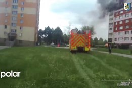Policejní video zachytilo ženu slézající po bleskosvodu z hořícího bytu, z domu byl zachráněn i vozíčkář