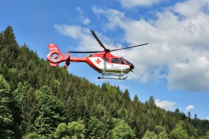 Seniorku ve Valašské Bystřici postihla mrtvice. Letěl pro ni vrtulník