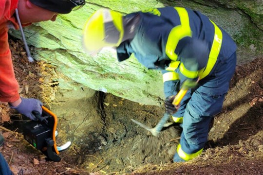 Fena uvízla v jezevčí noře, ven ji dostali až hasiči
