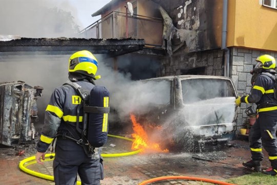 Ve Slavkově u Opavy shořela dvě auta pod přístřeškem, požár zasáhl i dům