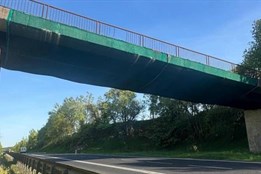 Karlovarský kraj řeší stav mostu u Žalmanova, provoz pod nim zůstává bez omezení