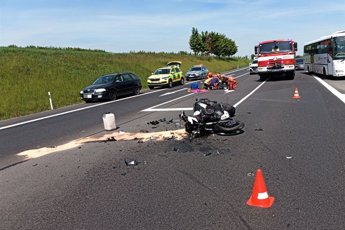 Po srážce s osobním vozidlem u Uherského Brodu utrpěl motorkář vážná zranění
