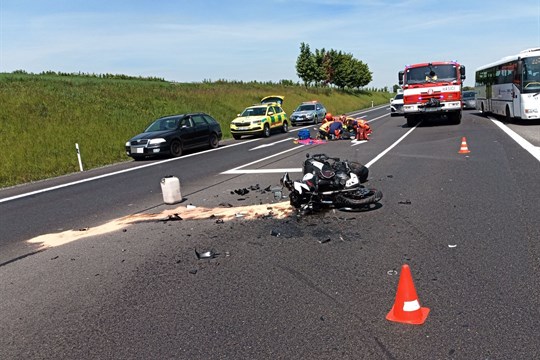 Po srážce s osobním vozidlem u Uherského Brodu utrpěl motorkář vážná zranění