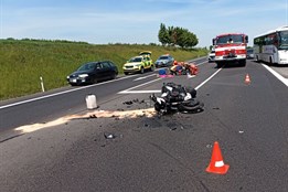 Po srážce s osobním vozidlem u Uherského Brodu utrpěl motorkář vážná zranění