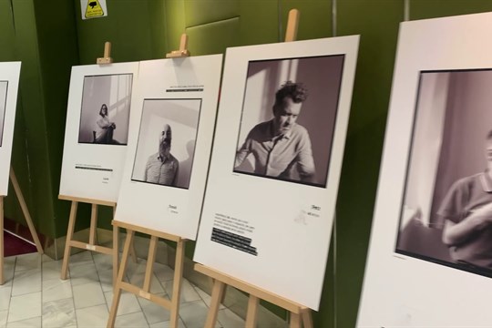 Výstava ve vsetínském kině Vatra přibližuje svět lidí s autismem