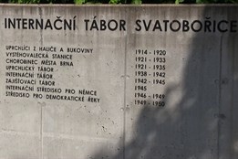 V bývalém internačním táboře uctili památku obětí války