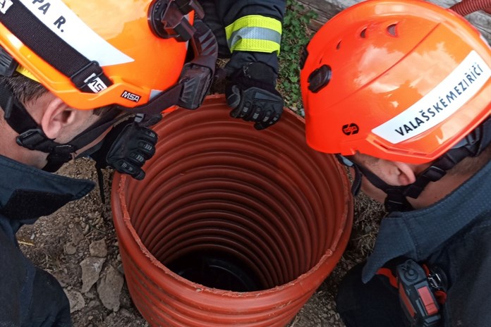 Hasiči zachraňovali kočku, která spadla do kanalizační šachty