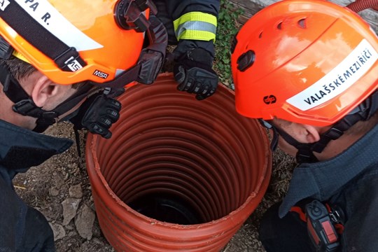 Hasiči zachraňovali kočku, která spadla do kanalizační šachty