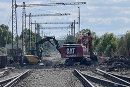 Hasiči pracují na zprovoznění trati po nehodě v Hustopečích nad Bečvou