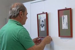 V Městském informačním centru vystavuje malíř, grafik a sochař Jindřich Karský