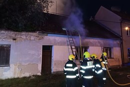 Z hořícího domu v Uherském Hradišti museli evakuovat tři osoby