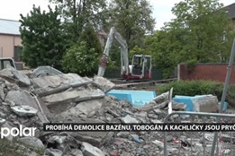 Probíhá demolice bazénu, tobogán a kachličky jsou pryč