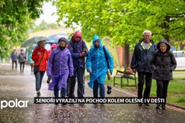 Senioři vyrazili na pochod kolem Olešné i za deštivého počasí