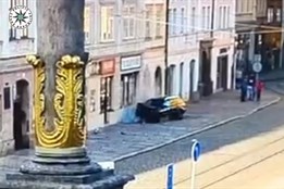 VIDEO: Mladý řidič si zkusil driftovat s autem na náměstí v Plzni. Přejel chodník a narazil do domu