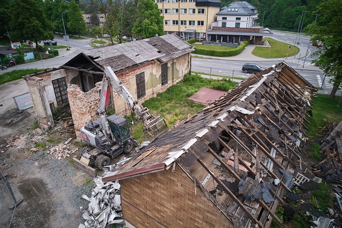 Revitalizace prostoru před vlakovým nádražím v Rožnově začala demolicí čtyř budov