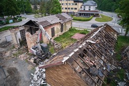 Revitalizace prostoru před vlakovým nádražím v Rožnově začala demolicí čtyř budov