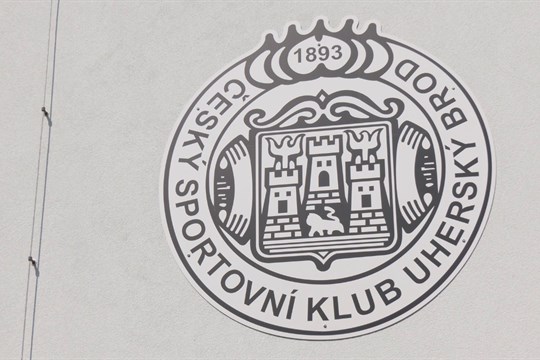 Bitumenová krytina na stadionu Lapač dosloužila, nahradila ji plechová střecha