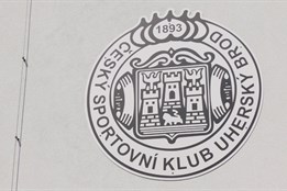 Bitumenová krytina na stadionu Lapač dosloužila, nahradila ji plechová střecha