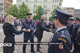 Setkání praporů, oceňování za věrnost a statečnost. Opava si připomněla 80 let profesionálních hasičů