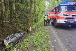 Řidička u Bílé bourala do stromu, vůz skončil v příkopu. Hledali ji policisté i manžel
