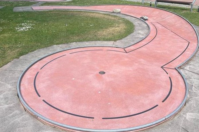Betonové minigolfové dráhy v Chebu jsou konečně opraveny