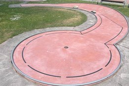 Betonové minigolfové dráhy v Chebu jsou konečně opraveny