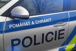 Muž se vloupal do auta, ale nenašel klíč, aby odjel. Pak počkal na policisty
