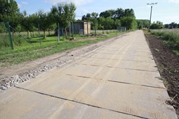 Použité panely z přístavu pomohly zpevnit cesty v Milokošti