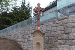 V Rochlicích se opravila Boží muka