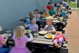 Děti ohrožené chudobou dostanou i příští rok jídlo ve škole zdarma