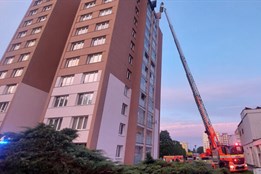 Požár v nejvyšším patře domu v Ostravě. Hasiči zachraňovali pomocí výškové techniky
