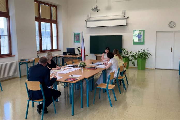 Gymnazisté i zdravotníci skládají zkoušky dospělosti