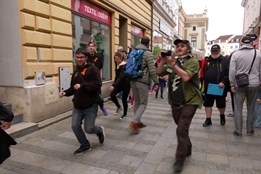 Městem prošel průvod švihlé chůze na pomoc onkologicky nemocných