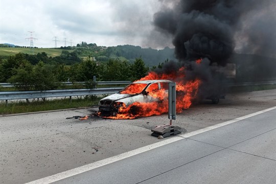 Automobil začal krátce po natankování hořet za jízdy. Při příjezdu hasičů už byl celý v plamenech