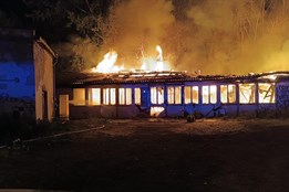 Velký požár opuštěné budovy u parkovacího domu Rychtářka. Deset lidí skončilo v péči lékařů!