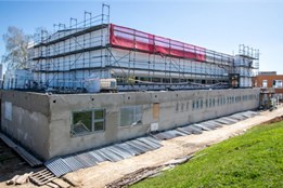 Rekonstrukce sportovní haly v Ostravě-Pustkovci pokračuje. Otevření se blíží