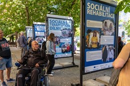 Už jen do 10. června můžete vidět v Plzni výstavu, která ukazuje skutečné příběhy lidí, jimž sociální služby mění život